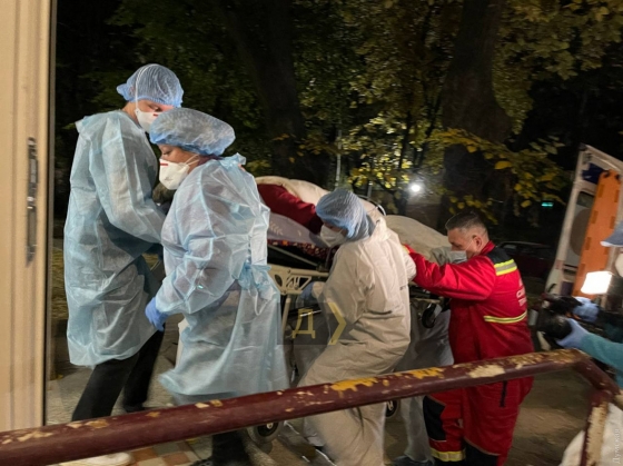 Главврач оставшейся без кислорода одесской ковидной больницы: тяжелых пациентов перевозили до 4 утра, их состояние не ухудшилось (видео)