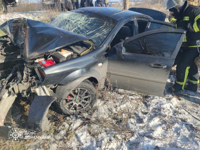 У Краматорському районі водій автівки зіткнувся з деревом і опинився заблокованим