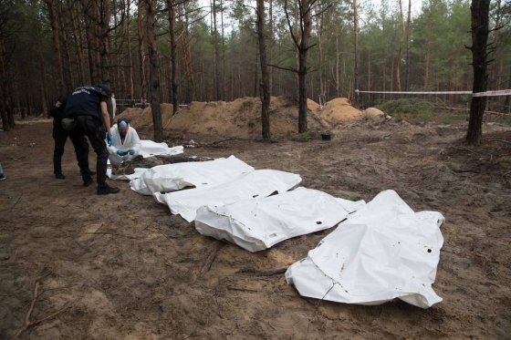 427 тіл вже ексгумували на місці масового поховання людей в Ізюмі, - Нацполіція 