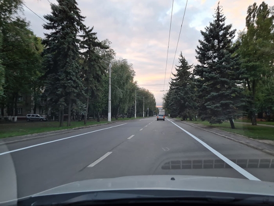 На одной из центральных улиц Краматорска наносят велоразметку