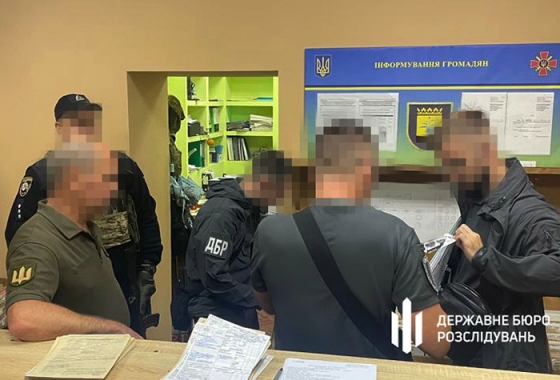 За матеріалами ДБР судитимуть працівників військкомату, які за гроші підробляли документи для виїзду за кордон