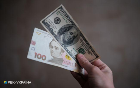 Чи вплине пауза у фінансовій допомозі Україні на курс долара: оцінка експерта