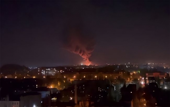 Окупанти скаржаться на &quot;приліт&quot;. У Донецьку палають цистерни з пальним