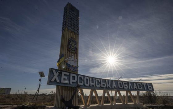 Росіяни обстріляли житловий район Херсона, є постраждалі