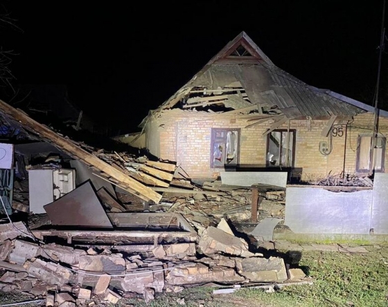 Вночі росіяни кілька разів обстріляли Нікопольщину з важкої артилерії, пошкоджено приватні будинки, лінію електропередач та газопровід