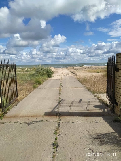 Дача у моря! Как жены и дочь руководства полиции Донецкой области хотят получить кусок пляжа на Белосарайской косе