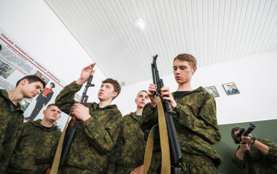 Російських школярів активно готують до війни, - британська розвідка