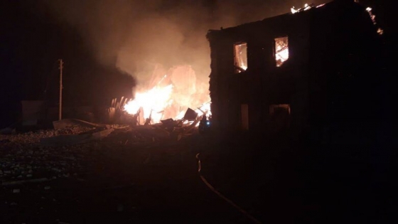 Вночі окупанти завдали ракетного удару системою С-300 по Куп’янську, внаслідок влучання виникла пожежа в адмінбудівлі