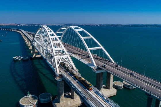 Росіяни втретє за добу перекрили рух Керченським мостом