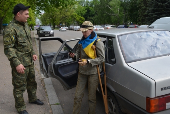 Краматорскую пикетчицу от здания исполкома забрала полиция