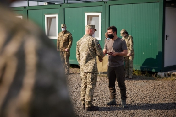 Зеленский в Донецкой области поел с солдатами борща и вручил награды