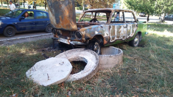 В Краматорске автомобиль врезался в бетонный колодец и загорелся (фото)