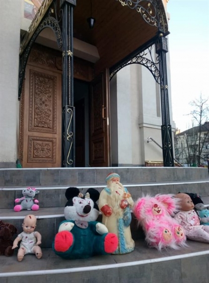 В Славянске несколько человек принесли куклы и оставили их возле храма Московского патриархата