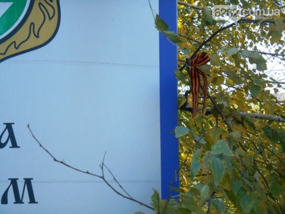 На Аллее Славы в Славянске появилась георгиевская лента  
