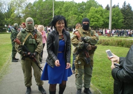 В Горловке – торжества, боевики в балаклавах и с оружием