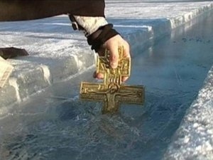 Сегодня — Крещение Господне. Приметы, купание в проруби и окропление дома святой водой