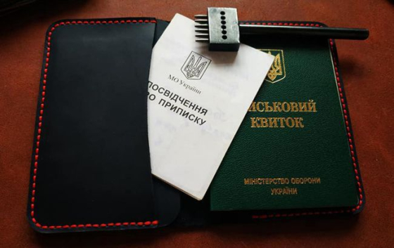 Оформлював липові броні. Посадовцю енергопідприємства вручили підозру