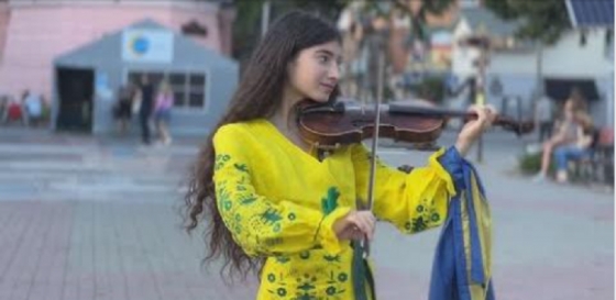 Каждый день на центральную площадь в Прикарпатье приходит играть 16-летняя скрипачка из Краматорска Каролина Ваноян