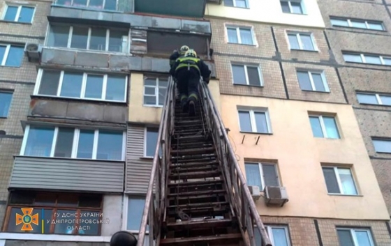 В Днепре спасли ребенка, стоявшего на подоконнике у открытого окна