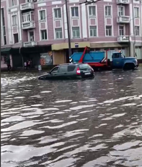 У Краматорську після дощу затопило привокзальну площу