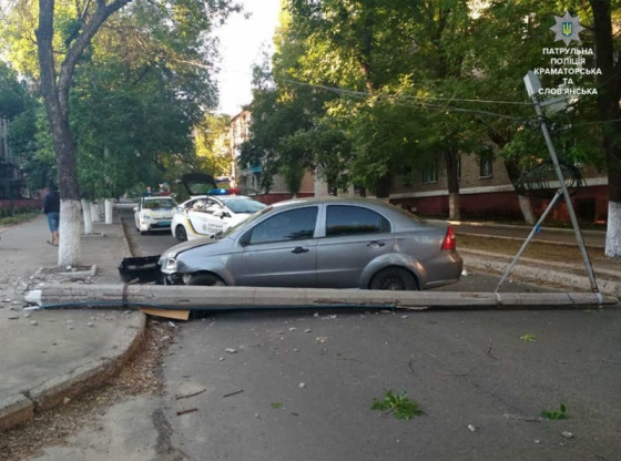 В Краматорске нетрезвый водитель заснул за рулем и врезался в опору линии электропередач 