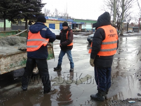 Гранотсев и б/у плитка: как в Покровске «латают» дороги