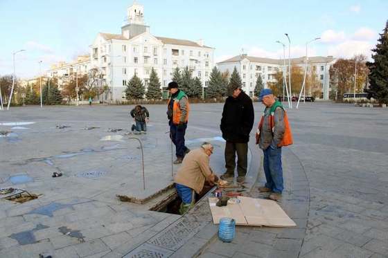 Фонтаны на площади Мира готовят к зиме 
