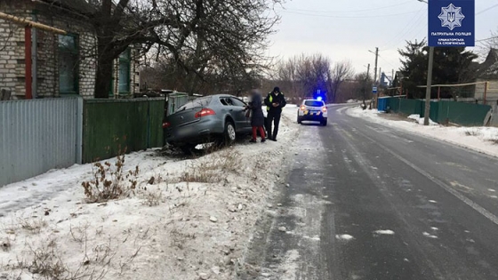 В Краматорске автомобиль слетел с дороги и врезался в забор