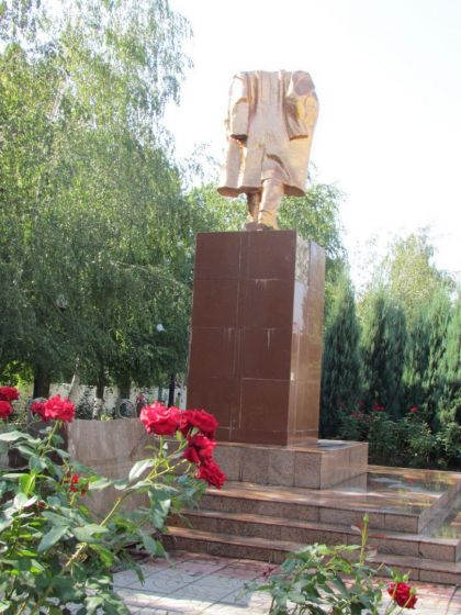 Сегодня ночью в Мариуполе пытались «избавиться» от нескольких Лениных сразу