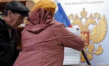 Доверие к власти в РФ уходит, Путин пока еще неприкасаем - опрос