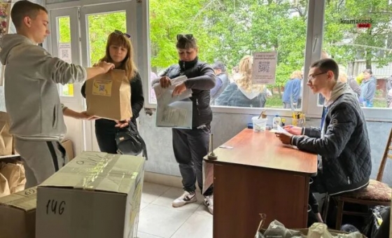У Краматорську підлітки організували волонтерський центр і видають гуманітарну допомогу родинам з дітьми. Ось їх історія
