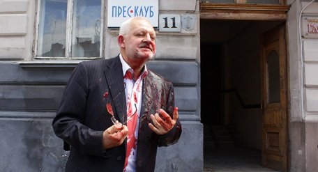 Нардепа из &quot;Оппозиционного блока&quot; облили свиной кровью во Львове