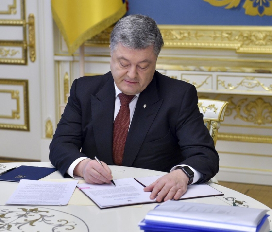 Порошенко подписал бюджетообразующий закон об изменениях в Налоговый кодекс