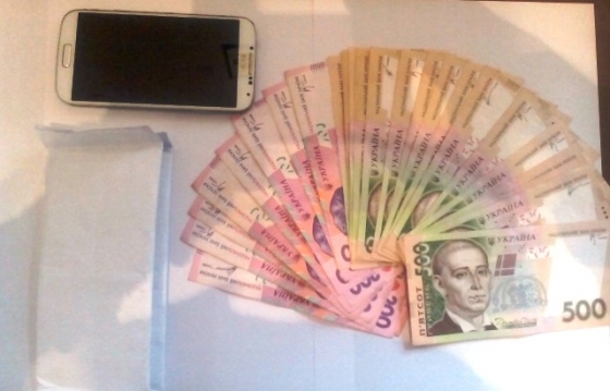 Мариупольская паспортистка попалась на взятке в 10,2 тыс. гривен
