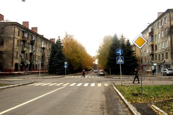 В Краматорске на пересечении центральных улиц появился новый знак (фото)