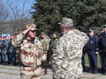 Краматорские милиционеры собрались на построение на центральной площади
