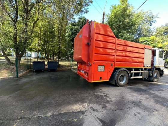 У Краматорську працює спеціальне авто для мийки контейнерів