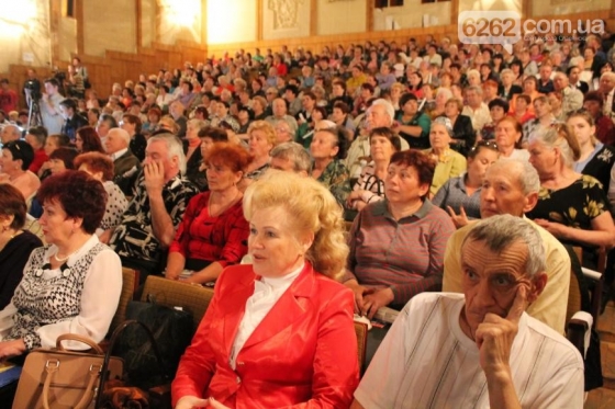 Разбила грамоту на голове: в Славянске во время концерта произошла драка (видео)