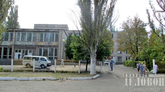 Измученную войной Славянскую центральную районную больницу восстановят переселенцы