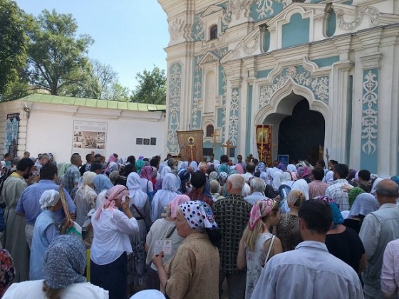 В центре Киева верующие УПЦ МП скандировали: &quot;Пусть воскреснет вторая Россия&quot; (видео)