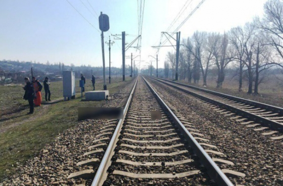 На железнодорожном пути в Былбасовке погиб парень