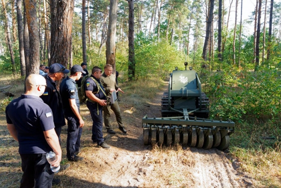 Сапери ДСНС Донеччини отримали від благодійників машину для розмінування