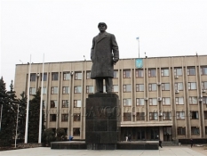 В Славянске памятник Ленину хотят продать на аукционе