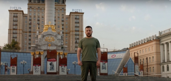 Зеленский поздравил с Днем Независимости: Мы поднимем руки, когда будем отмечать победу (видео) 