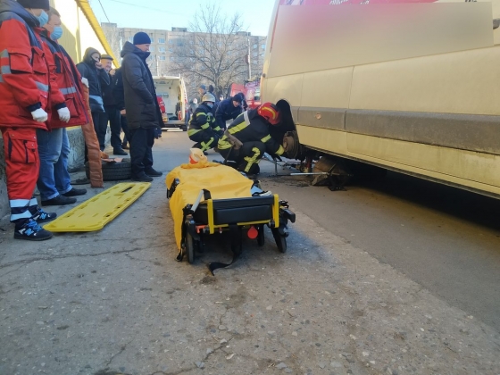 В Дружковке спасатели доставали мужчину из-под колес микроавтобуса 