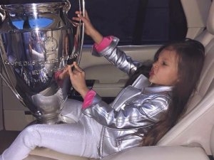 &quot;Надеюсь, в УЕФА их вы*бут&quot;. В Сети негодуют из-за фото балующейся с кубком Лиги Чемпионов дочери президента ФФУ
