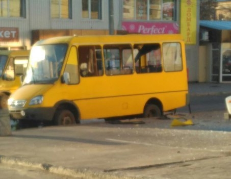 В Макеевке боевик бросил в маршрутку гранату — погибли два человека (фото)