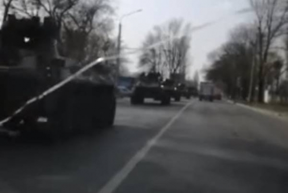 В самоизолированный Ростов нескончаемыми колоннами входит военная техника. Говорят, для парада 