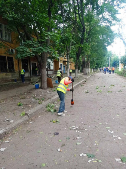 У Краматорську комунальники ліквідовують наслідки російських обстрілів
