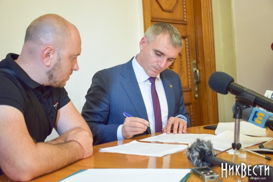 Мэру Сенкевичу вручили протокол о коррупции